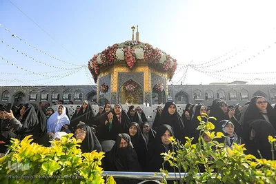 تعویض پرچم گنبد بارگاه رضوی در روز ولادت حضرت رضا(ع)
