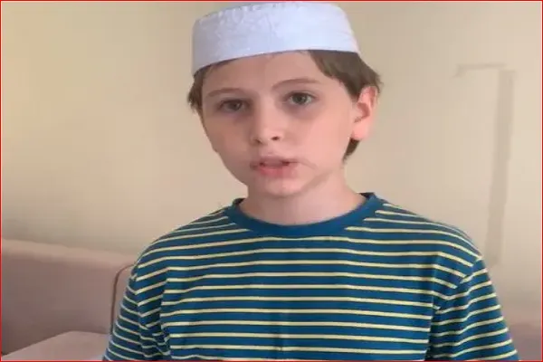 Kur’an hafızı küçük Tacik çocuk