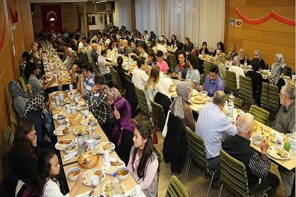 Almanya'daki Müslümanlar ırkçılıkla mücadele için toplu iftarlar düzenliyor