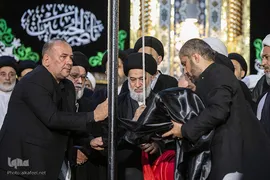 مراسم تعویض پرچم گنبد حرم حضرت اباالفضل العباس(ع) از قرمز به مشکی