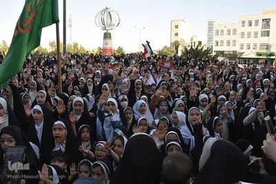 اجرای سرود «سلام فرمانده» در میدان جمهوری شهر سمنان