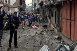 په پېښور ښار کښې د یو موټر په بم چاودنه کښې یو شمېر کسان ټپیان شول