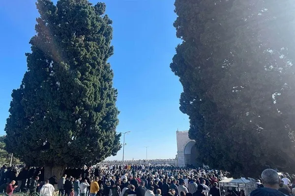 70 ألف مصل يؤدون صلاة الجمعة في المسجد الأقصى