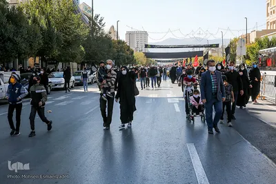 پیاده‌روی زائران به سمت حرم رضوی
