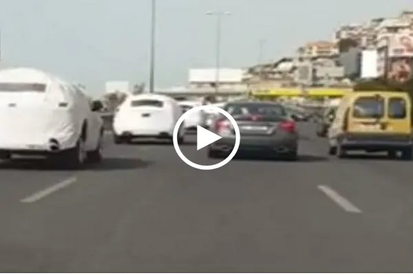 بالفيديو...موكب لسياسي بكمامات على الأوتوستراد في لبنان