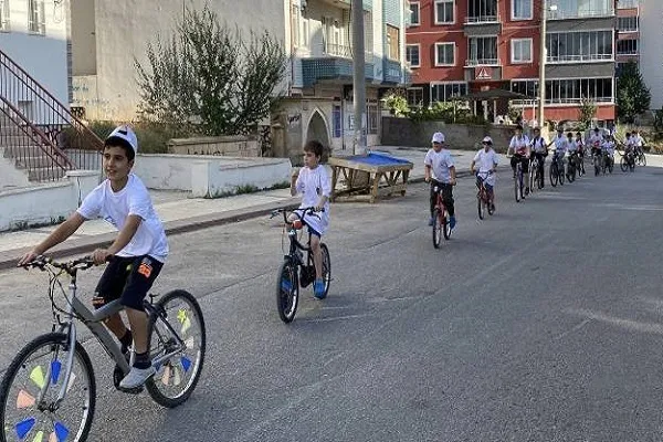 Kur'an kursunu başarıyla tamamlayan çocuklar bisiklet turu attı
