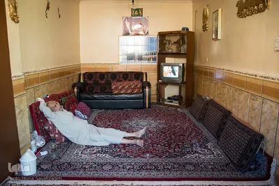 بسیاری از افراد مسن تنها زندگی می کنند و کسی از آنها مراقبت نمی کند.