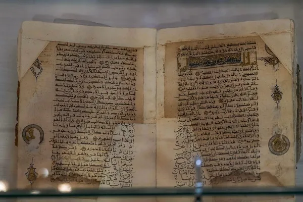 Nəcəfdə Quran əlyazmalarının sərgisi böyük marağa səbəb olub