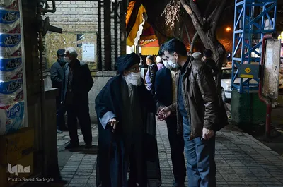 آیت الله آل هاشم قبل از رسیدن به مسجد چند دقیقه ای با اهل محل و کسبه سلام و احوالپرسی   می کند