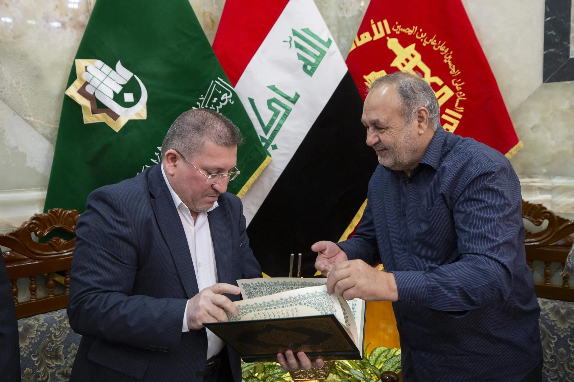 İranlı xəttatların əl yazması Quranın Həzrət Abbas (ə) hərəminə hədiyyə edilməsi