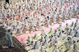 جشن تكلیف دانش‌آموزان شیرازی در حرم شاهچراغ(ع)