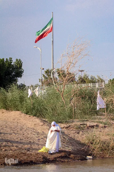 مراسم غسل تعمید منداییان در کنار رودخانه کارون