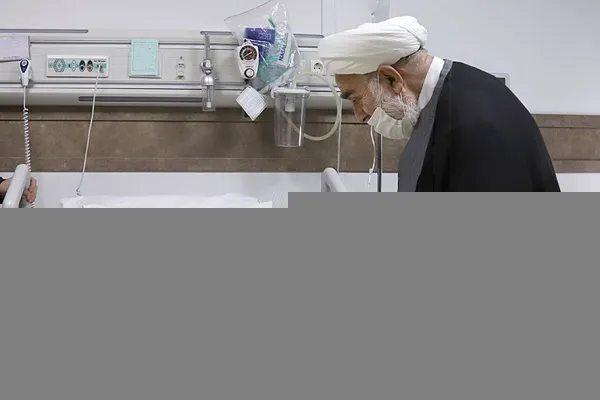 عیادت نماینده رهبری از آیت‌الله نوری همدانی و دیدار با مراجع
