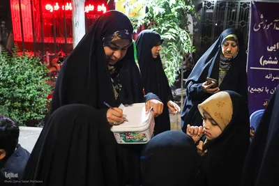 استمرار آموزش در پساجنگ؛ برگزاری کلاس‌های رفع اشکال در حاشیه تجمعات مردمی