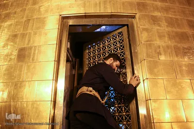 تعویض پرچم گنبد حرم رضوی در آغاز ماه محرم