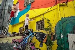 Les peintures murales d'une artiste juive sur les crimes d'Israël à Jérusalem