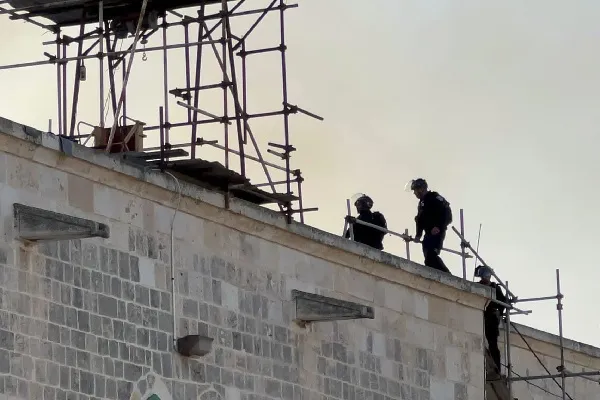 Zionist Police, Settlers Storm Al-Aqsa Mosque in Attempt to Change Status Quo