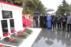 Azərbaycandakı dini konfenssiyaların rəhbərləri Şəhidlər xiyabanını ziyarət ediblər
