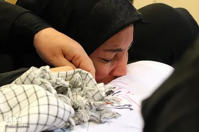 آخرین وداع خانواده شهید اسکندری با پیکر مطهر سیدالشهداء مدافعین حرم فارس