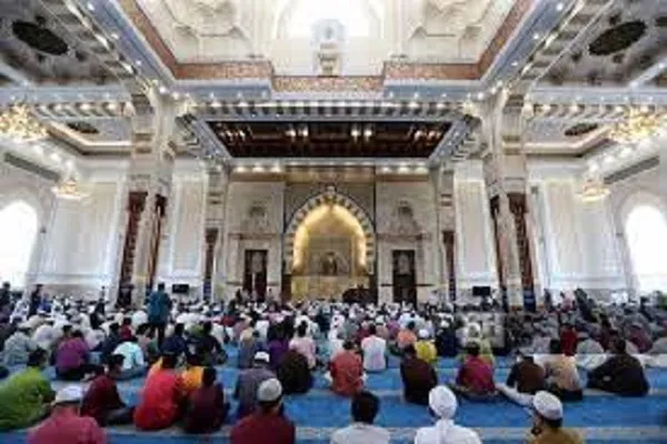 Solat di Kelantan kekal jarak 1.6 meter