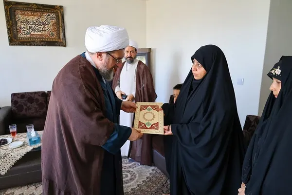 دیدار امام جمعه تبریز با خانواده شهیدان« شادی» و «جان‌نثار»