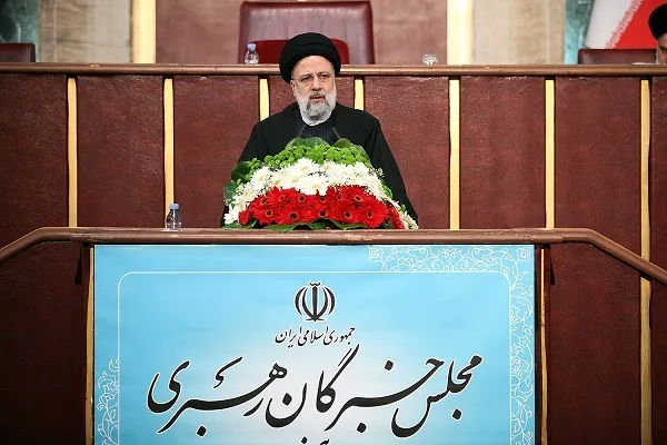 بنا نداریم از کنار مسائل و مشکلات کشور عبور کنیم