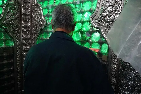 فیلم | نصب پوستر سردار سلیمانی در ورودی کربلا