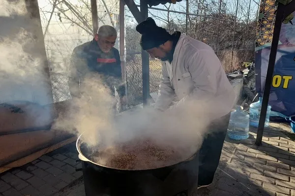 Мусульмане готовят плов для курских медиков