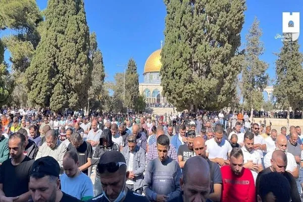 50 ألف مصل يؤدون الجمعة في رحاب المسجد الأقصى