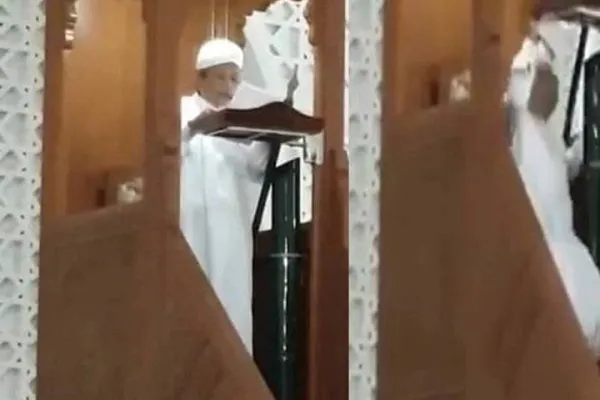 وفاة إمام ماليزي فوق المنبر أثناء خطبة الجمعة