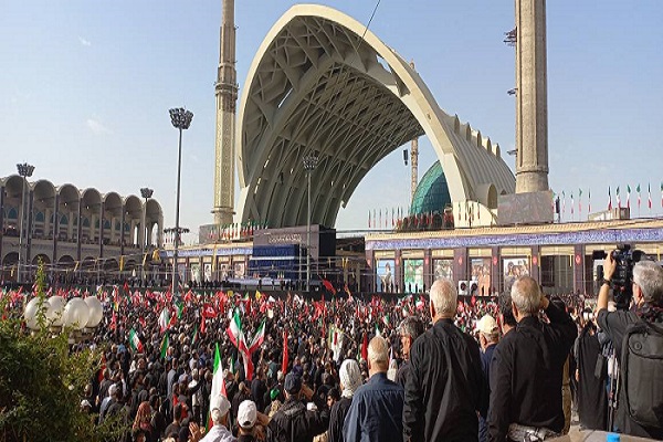 طوفان بشري يملأ مصلّى الامام الخمینی(رض) طهران في وداع القائد الشهيد + فیديو طوفان بشري يملأ مصلّى الامام الخمینی(رض) طهران في وداع القائد الشهيد + فیديو