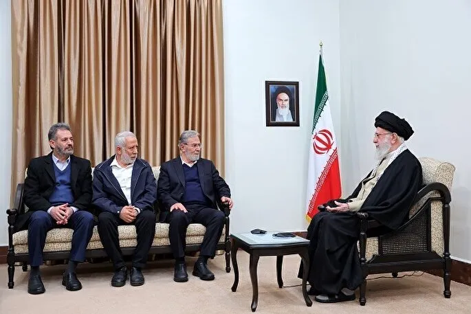 أسلوب المقاومة في تسليم الأسرى الصهاينة يجسّد عظمة المقاومة