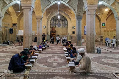 جزء خوانی دانش آموزان در شبستان مسجد وکیل شیراز