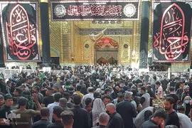 زائرین اربعین حسینی در حرم حضرت عباس(ع)