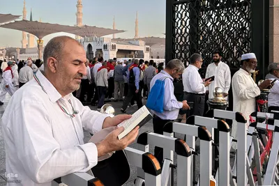 در آستان بقیع