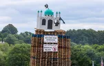 Irlande du Nord : Arrestation après l’installation d’une maquette de mosquée sur un bûcher
