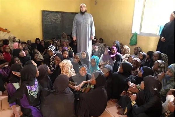 مصر تشارك في حملة لإرسال مصاحف إلى غينيا + صور