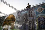 آقای چراغ‌پور در حال آماده کردن هئیت عزاداری هر ساله مؤسسه است.