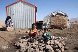کودکان یک خانواده زلزله زده در روستای گلین که در طرح بازسازی روستای ویران شده این روستا، زمینی به انها تعلق نگرفته است