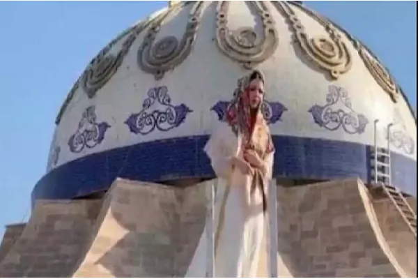 جنجال حضور بانوی مدلینگ در مسجد اهل‌سنت عراق
 