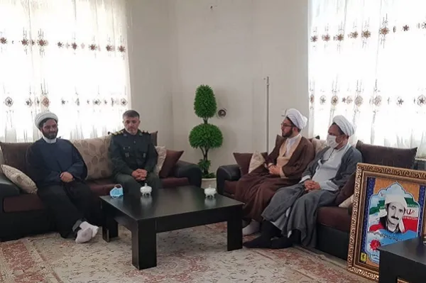 هدایای رهبر معظم انقلاب به خانواده شهدای روحانی سلماس اهدا شد