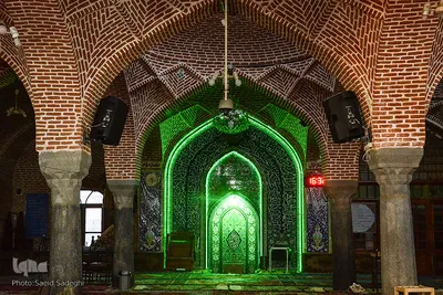 مسجد صاحب الامر، ایستاده در تاریخ