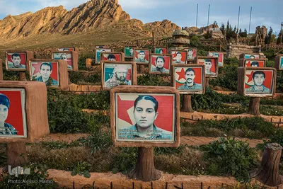 در بخش شمالی کوه سنجار، نزدیک شهر سنونی، گور دسته جمعی سربازان زن و مرد یگان‌های حفاظت ایزدی، که در طی دوره اشغال داعش در نبرد علیه آنها کشته شدند.