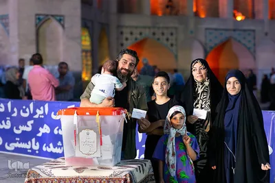 جشن انتخابات در پل خواجوی اصفهان