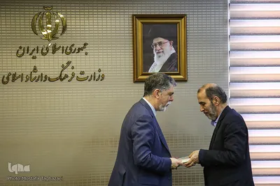 از راست محمدعلی خواجه‌پیری و سیدعباس صالحی، وزیر فرهنگ و ارشاد اسلامی در جلسه کمیسیون توسعه فعالیتهای تبلیغ و ترویج قرآن کریم