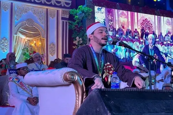 بالصور...حضور كبير لحفل قرآني لقارئ مصري شاب في بنغلاديش