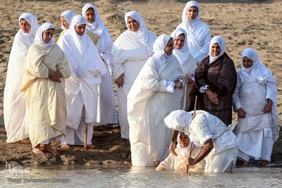 مراسم غسل تعمید منداییان در کنار رودخانه کارون