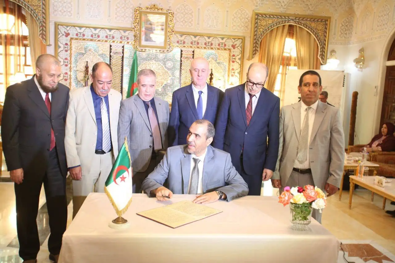 الجزائر: التوقيع على الترخيص المسبق لطباعة المصحف بخط النسخ