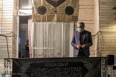 کرونا حسینیه‌ها را نزدیک کرد، آن قدر که تا داخل خانه‌ها کشیده شد. پرچم عزای حسین در هر خانه، آنجا را به تکیه حسینی تبدیل کرد
