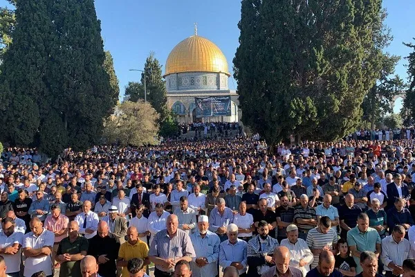 Mescid-i Aksa'da bayram namazı 200 bin kişiyle kılındı